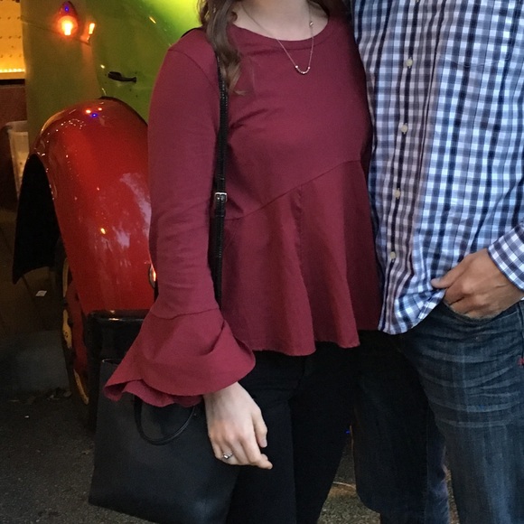 Tops - Adorable flare sleeve top